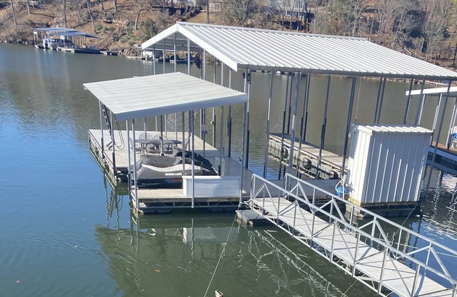 Beautiful Waterfront Cottage, Private Dock with 40'x16' Slip, Quiet Cove at 8 MM
