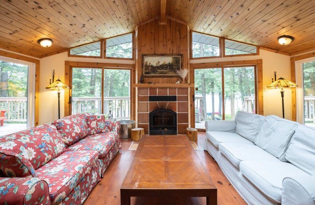 Beautiful Waterfront cottage at Bird Lake, Muskoka, with long water line