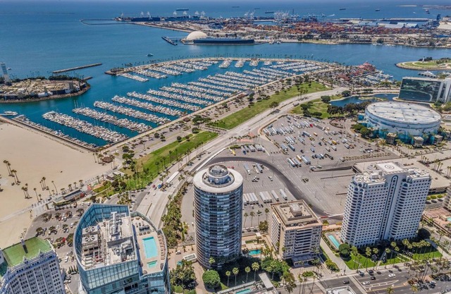 Beautiful Waterfront Condo with Balcony in Long Beach