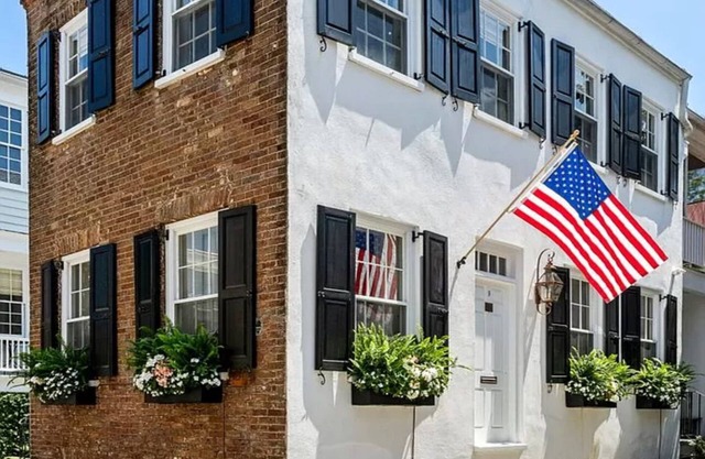 Beautifully furnished Charming single South of Broad. Ideal Location w/parking