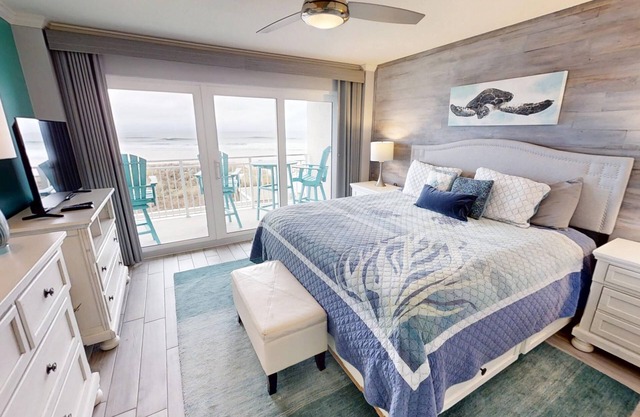 Beautifully renovated Master on Gulf Free round of Golf & Activities Daily!