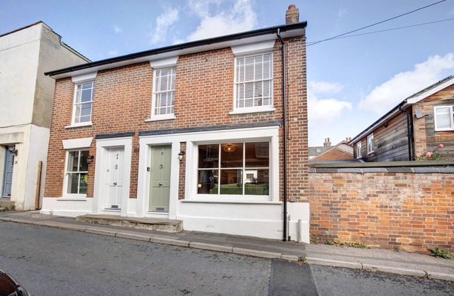 Beautifully refurbished cottage in Lower Wivenhoe with games room, pet friendly!
