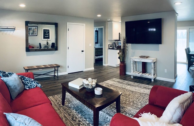 Beautifully remodeled, clean, well-stocked entire home - sleeps 7!