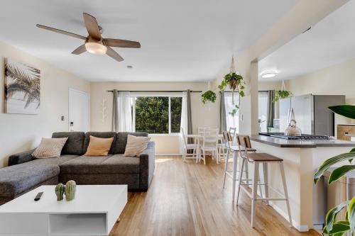 Beautifully Remodeled 2bed1bath Apartment Top Location 15 min to Beach