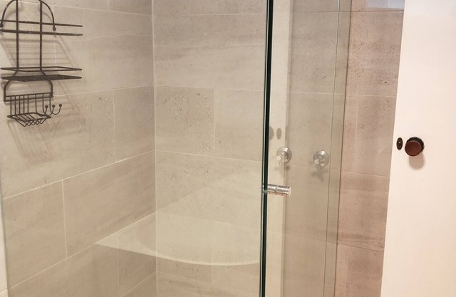 Beautifully renovated 2 bedroom unit – 8 minutes walk from the beach.