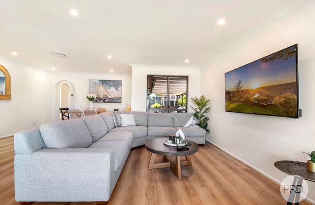 Beautifully renovated beach house with ducted air conditioning. Pet friendly!