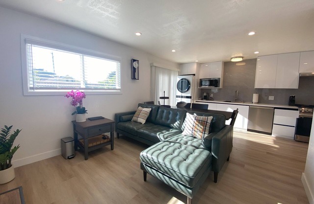 Beautifully Renovated 2B1B Private Backyard Steps to Beach Free Parking