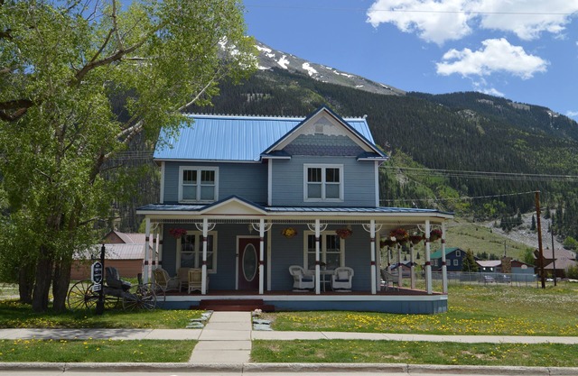 Beautifully restored Victorian Mountain home furnished with authentic antiques!