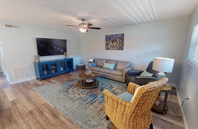 Beautifully Updated 2 Bed/1 Bath on Intercoastal