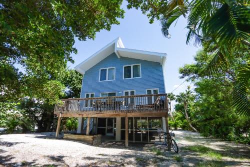 Beautifully Updated, 4 Bedroom Pool Home, 50 Yards to the Beach! Captiva Escapade