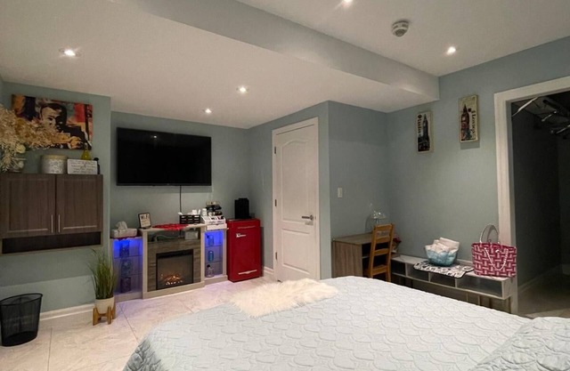 Beautuful luxurious master bedroom close to lakeshore