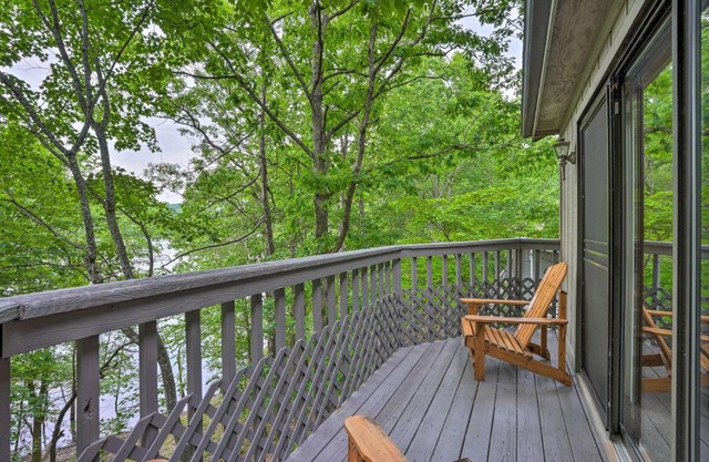 Beaver Lake Retreat with Deck and Private Hot Tub