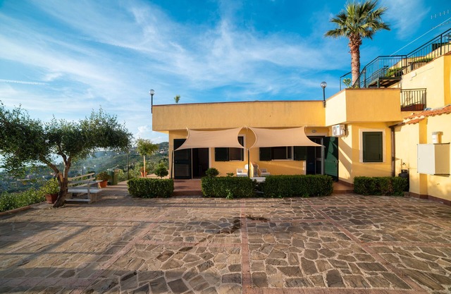 Bed and Breakfast 'Camera Four Vista Cortile' with Shared Terrace, Wi-Fi and Air Conditioning