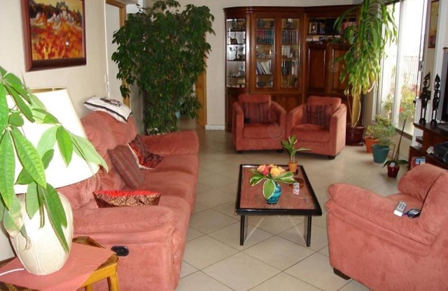 Bed and breakfast in Paris, near metro, Wi-Fi, parking, large terrace,