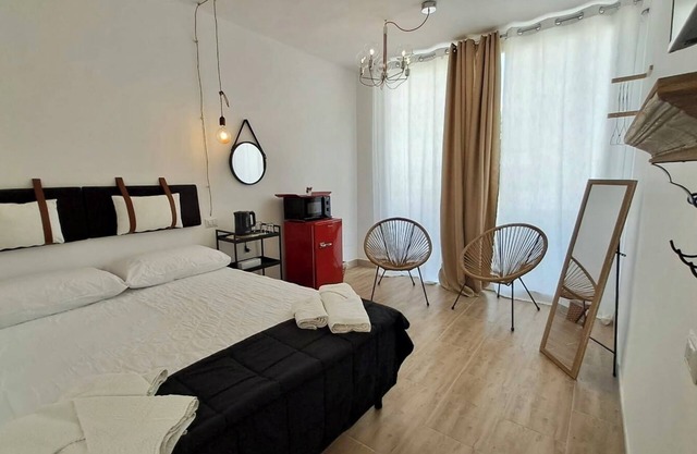 Bed and Breakfast 'Isid'Oro Rooms - Camera 5' with Wi-Fi and Air Conditioning