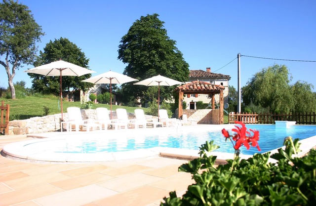 Bed and Breakfast Lodge Tent at the foot of the Albigensian bastides