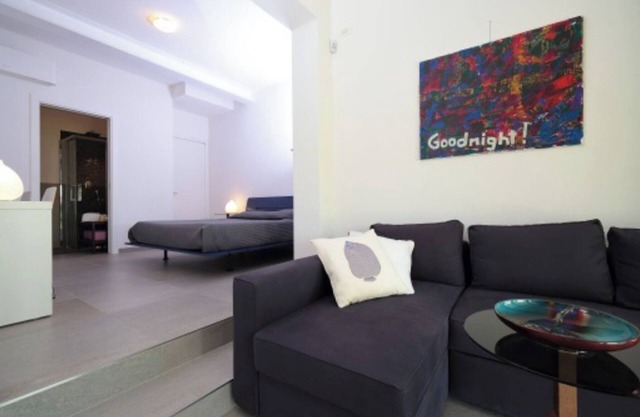 Bed and Breakfast Loggia degli Artisti 'Deluxe Room Two' with Shared Pool and Air Conditioning