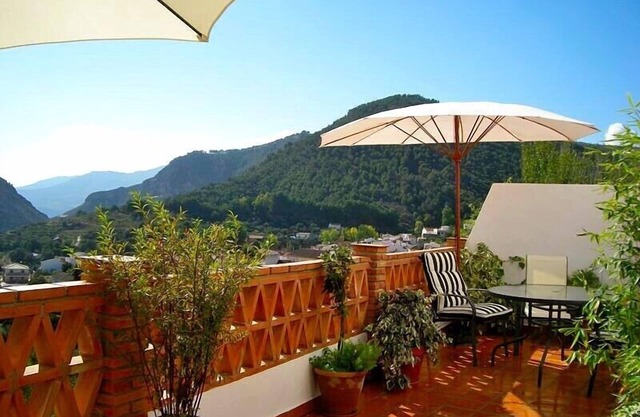 Bed in a quiet setting overlooking the valley and Sierra Nevada Lecrin