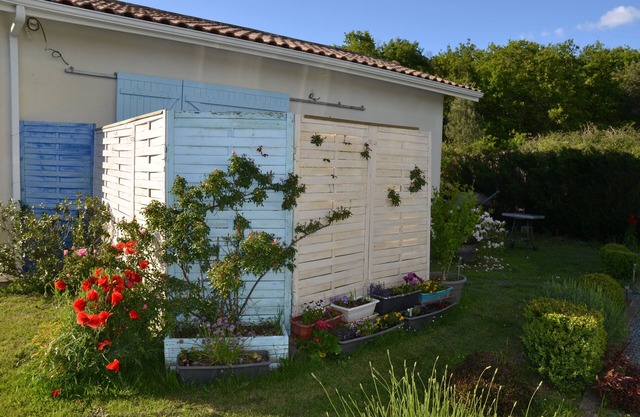Bedenac (3km from RN10) between Bordeaux and Jonzac Joli T1 bis