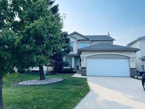 Bedrooms in Kenaston, Close to Walmart, Costco, IKEA, Outlet