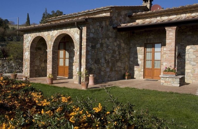 BEECH Apartment for 5 people in a farmhouse with swimming pool