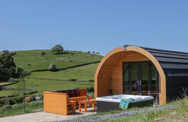 BEECH, romantic, with hot tub in Ulverston
