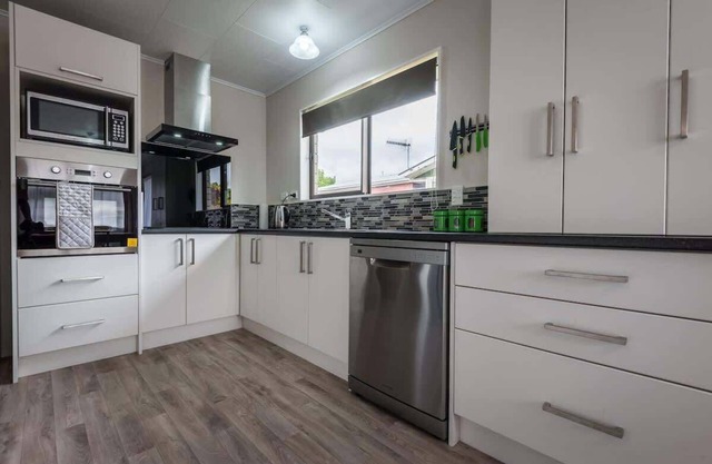 Beez Kneez | Central Location with Spa Pool