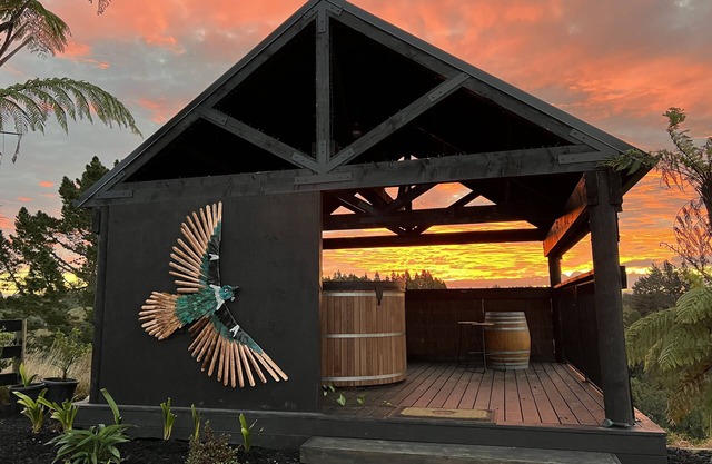 Bel Tramonto, Luxurious Rustic Elegance with Private Cedar Hot Tub