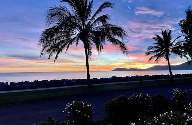 Bella Ohana Ocean views over the coral sea relax in the spa on sunset