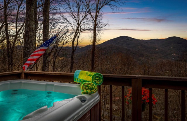 Bella Vista~ Highly Rated~ Clean Cabin ~ Hot Tub ~ Beautiful View ~ Pets Allowed