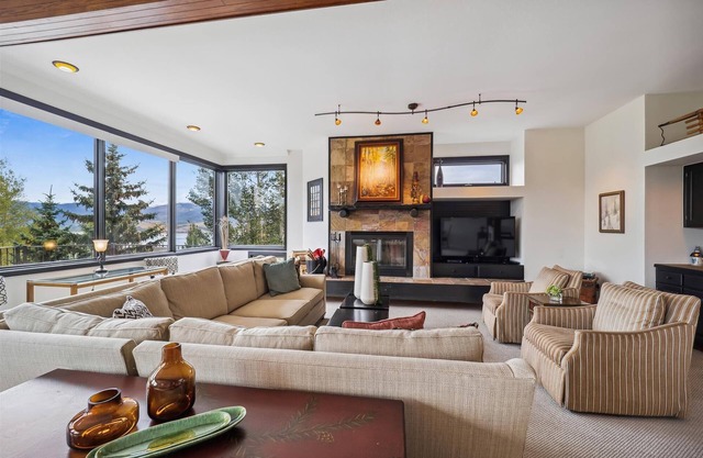 Bella Vista: Spacious 5-bedroom townhome in Dillon with stunning lake views!