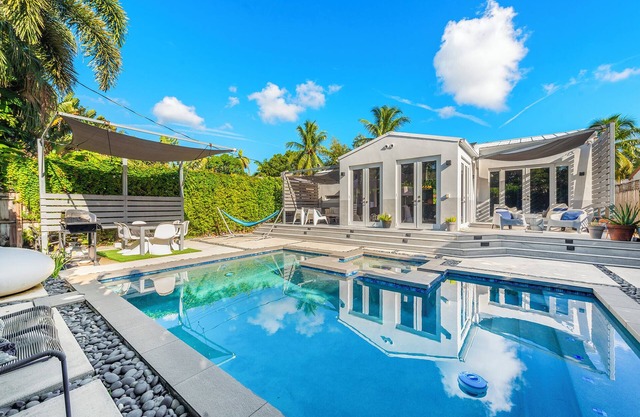 Belle Bungalow: A Cozy Retreat with Vintage Charm in gated community and pool