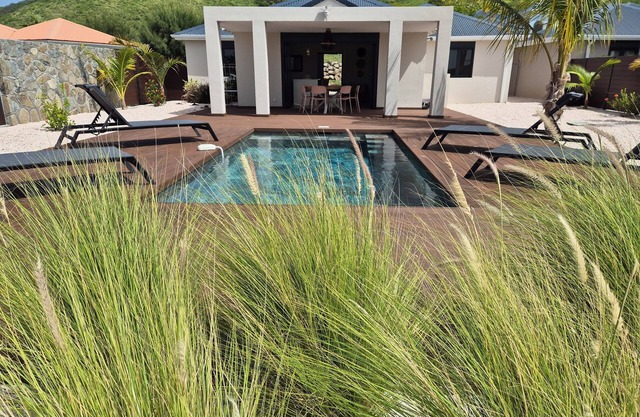 Belle Lurette, 3 BR, pool, Pinel island bay, kayaks direct sea access