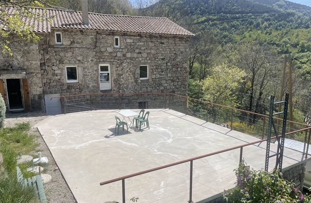 Belle Maison en Pierre au Calme