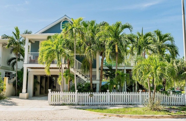 *BELLE OF THE BEACH @ CASA EAST* Beach House + LAST KEY SERVICES…