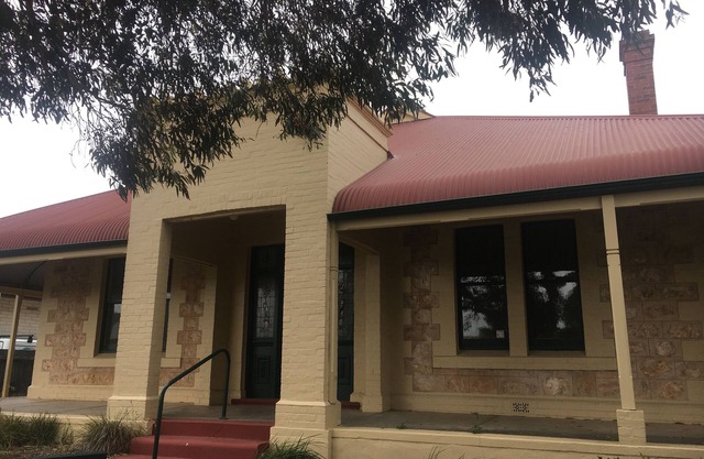 Belmont - 11 bedroom large home in the heart of Victor Harbor, sleeps 23.