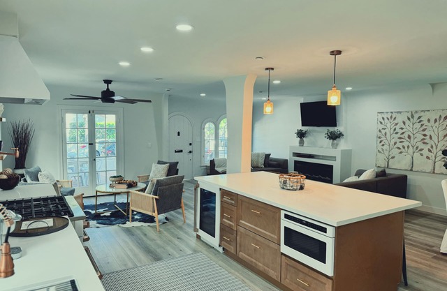 Belmont Shore Beach Home, Sleeps 8+, Walk to Beach – Balcony & Patio