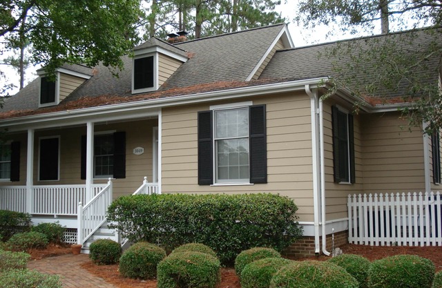 'Beneath The Branches' Cottage Steps to Golf, Tennis, Pool. Pet-Friendly!