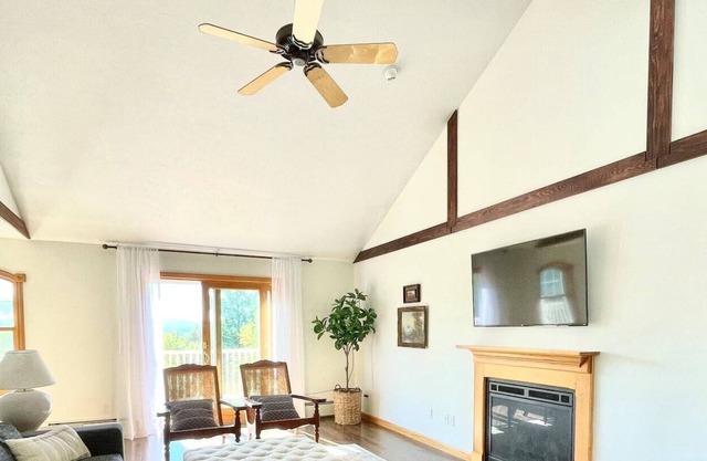 Berry Mountain Lodge: Mountain Views by Lake & Ski