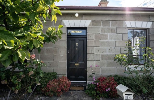 Berwick Cottage in Historic Battery Point
