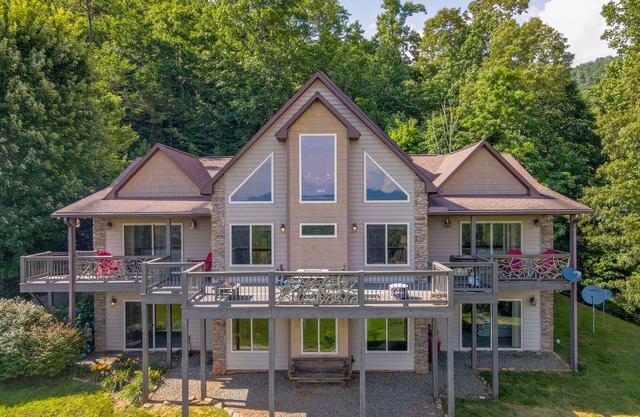 Best 5000 sq/ft Vacation Cabin with amazing VIEWS & Activities!