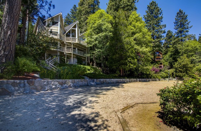 "BEST LAKE FRONT AND BEST LOCATION!" DIRECTLY ON THE LAKE! Pet Friendly!