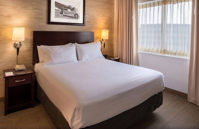 Best Pick! Spacious and Pet-friendly Unit, Free Airport Shuttle Service!