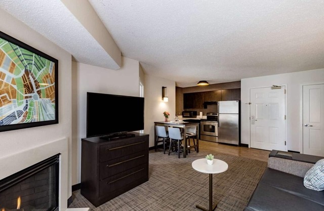 Best Place to Unwind! Pet-friendly 2BR Suites with Full Kitchen, Free Breakfast!