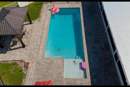 Best pool house Ideal for family pool heated