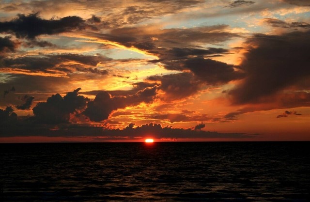Best Sunset-Beautiful, Spacious, Beachfront Home on Lake Michigan, Mackinaw City