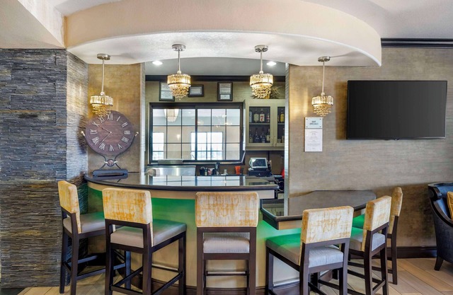 Best Western Plus Emerald Inn & Suites