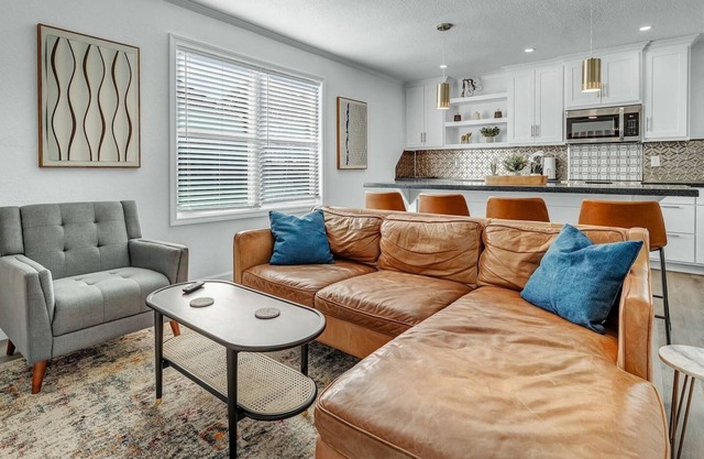 BethyKay: 2 Bedroom, Walk to A&M, Comfy King Beds
