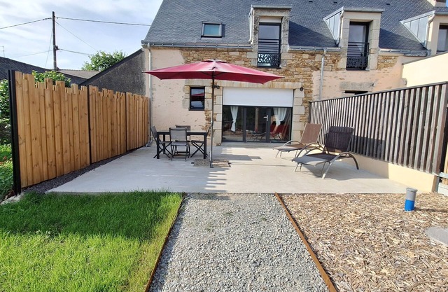 Between land and sea, in the countryside, close to the sea and 8 km from the ocean
