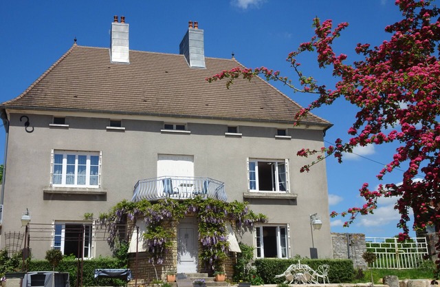 Between Morvan and vineyards family home with private pond